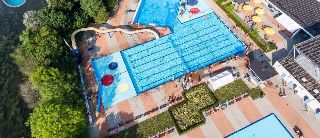 Bovenaanzicht zwembad Rheden