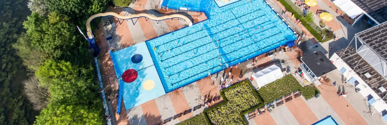 Bovenaanzicht zwembad Rheden
